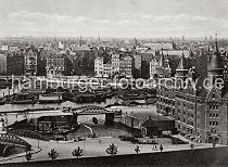 0187_222_1 Blick vom Dach des Kaispeichers auf den Hamburger Binnenhafen; der Hafen ist mit Schuten und Arbeitsbooten dicht belegt - lks. die Brcke ber die Zufahrt zum Admiralittsstrassenfleet. In der rechten Bildmitte die schmale Einfahrt des Rdingsmarktfleets. Im Vordergrund rechts die Strasse Sandtorkai und der Speicherblock J; Karren stehen auf dem Wilhelminenplatz, neben der Wilhelminenbrcke lks. steht eine Litfasule am Kehrwieder.