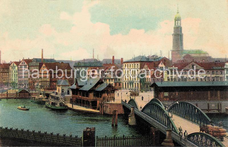 0190_226_04b Blick vom Kehrwieder zum Baumwall; im Vordergrund der Zollzaun, der das Freihafengelnde sichert und Schmuggel unterbinden soll. Rechts die Niederbaumbrcke - ein mit Kisten beladenes Pferdefuhrwerk berquert auf der Brcke den Zollkanal. Zwei Fahrgastschiffe liegen am Ponton, ein Tuckerboot fhrt Richtung Jonashafen. Schilder an den Gebuden am Baumwall weisen  auf Hotels, Public House und Ship-Chandler hin.