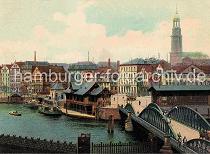 0190_226_04b Blick vom Kehrwieder zum Baumwall; im Vordergrund der Zollzaun, der das Freihafengelnde sichert und Schmuggel unterbinden soll. Rechts die Niederbaumbrcke - ein mit Kisten beladenes Pferdefuhrwerk berquert auf der Brcke den Zollkanal. Zwei Fahrgastschiffe liegen am Ponton, ein Tuckerboot fhrt Richtung Jonashafen. Schilder an den Gebuden am Baumwall weisen  auf Hotels, Public House und Ship-Chandler hin.