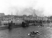 0195_223_06 Pontons in der Elbe beim Baumwall; Ausflgler stehen dicht gedrngt auf dem Anleger und warten auf das Ausflugsschiff. Im Hintergrund die Neugotischen Trme der Speicherstadtblcke - rechts die Einfahrt zum Sandtorhafen, dahinter die Schornsteine vom Gaswerk auf dem Grasbrook.