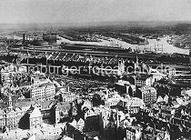 0197_54 Blick ber die Huser der Hamburger Neustadt - der Binnenhafen ist dicht mit Booten belegt. Dahinter die Speichergebude der Speicherstadt. Links die Industriearchitektur der Gaswerke auf dem Grasbrook - auf der gegenber liegenden Seite der Elbe die unterschiedlich grossen Hafenbecken des Indiahafens, Hansahafens und Segelschiffhafens - links die Elbbrcken ber die Norderelbe.