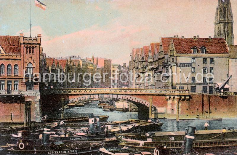 0200_19_1a Schlepper und Schuten im Zollkanal; Ewerfhrer arbeiten mit ihren Bootshaken / Peekhaken auf den Lastkhnen. Hinter der Hohen Brcke Schiffe und ein Hausboot im Nikolaifleet; rechts ein Papiergeschft und ein Kaikran in der Strasse Bei dem Neuen Krahn - im Hintergrund der Turm der St. Nikolaikirche.