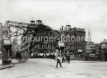 0208_113a Blick vom Freihafengelnde auf die Kornhausbrcke mit den beiden Portalskulpturen James Cook und Ferdinand Magellan. Auf der Brcke fhrt ein Pferdefuhrwerk mit einem Kutscher, dahinter die Brandstwiete und der Kirchturm der St. Petrikirche. Rechts der Dovenhof am Dovenfleet und im Hintergrund der Turm der St. Jacobikirche.