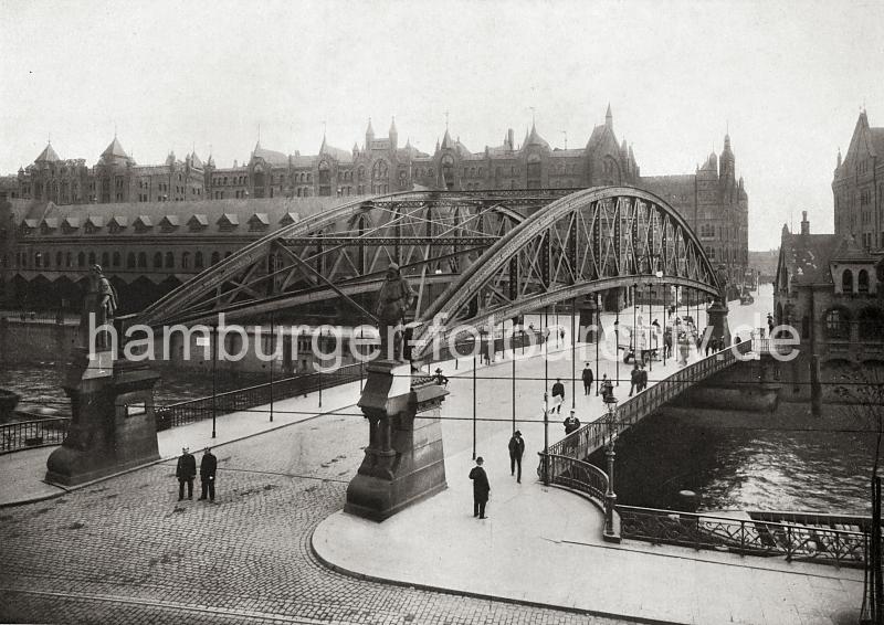 0209_017_1_33 Portalskulpturen der Kornhausbrcke am Dovenfleet/Zippelhaus; rechts die Figur von Vasco da Gama, links die Skulptur von Christoph Columbus - ein Pferdefuhrwerk berquert die Brcke ber den Zollkanal. Im Hintergrund der Speicherblock T und das Verwaltungsgebude der Hamburger Freihafen-Lagerhaus-Gesellschaft (HFLG) an der St. Annenbrcke. 