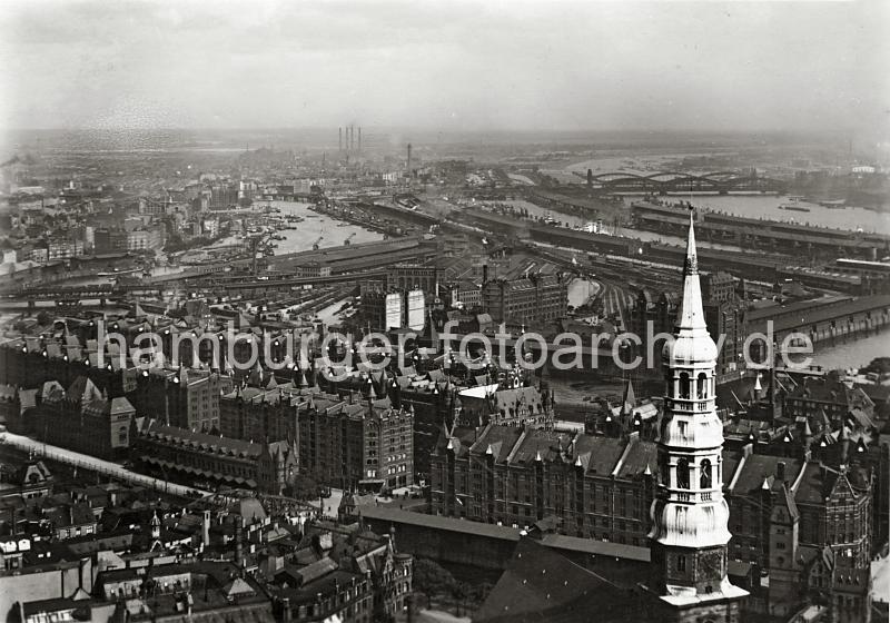 0210_52_1 Luftbild von der Speicherstadt; im Vordergrund der Zollkanal mit der Kornhausbrcke - in der Bildmitte der Kaispeicher B und lks. davon der Venloer Bahnhof / Hannoversche Bahnhof.Dahinter der Gterbahnhof und der Oberhafenkanal - auf der rechten Seite der Baakenhafen und die Norderelbe mit den Elbbrcken.