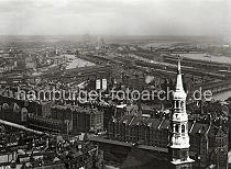 0210_52_1 Luftbild von der Speicherstadt; im Vordergrund der Zollkanal mit der Kornhausbrcke - in der Bildmitte der Kaispeicher B und lks. davon der Venloer Bahnhof / Hannoversche Bahnhof.Dahinter der Gterbahnhof und der Oberhafenkanal - auf der rechten Seite der Baakenhafen und die Norderelbe mit den Elbbrcken.