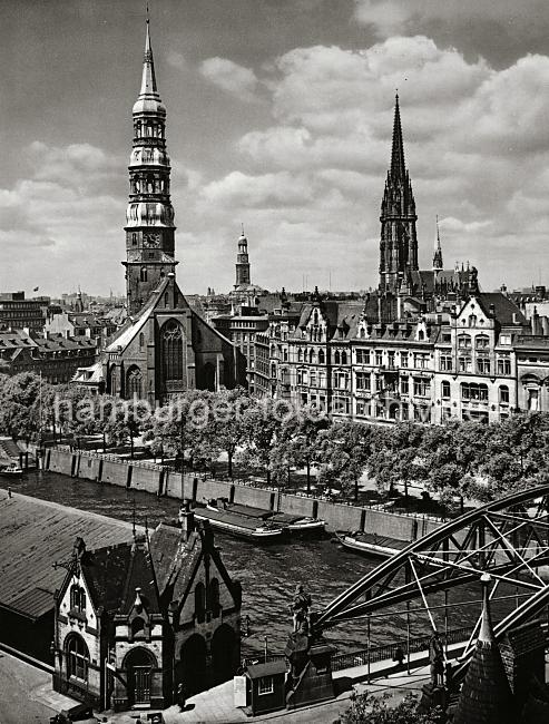 0211_056_25 Blick auf die Kornhausbrcke und den Zollkanal; mehrere Binnenschiffe und Schuten liegen an der Kaimauer - auf der gegenberliegenden Seite des Kanals das Zippelhaus und die Katharinen Kirche. Dahinter der Turm der St. Michaeliskirche und rechts die St. Nikolaikirche.