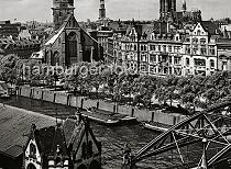 0211_056_25 Blick auf die Kornhausbrcke und den Zollkanal; mehrere Binnenschiffe und Schuten liegen an der Kaimauer - auf der gegenberliegenden Seite des Kanals das Zippelhaus und die Katharinen Kirche. Dahinter der Turm der St. Michaeliskirche und rechts die St. Nikolaikirche.