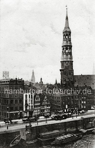 0213_221_1 An den Kaimauern Bei den Mhren liegen hoch beladene Schuten sowie ein Hausboot. Auf der Strasse fahren mehrere Pferdefuhrwerke und eine Strassenbahn. Rechts von der Katharinenkirche ist die Spitze des Kirchturms der Jacobikirche zu erkennen, lks. der Rathausturm. Im Vordergrund die Mhrenbrcke ber der Einfahrt zum Katharinenfleet.