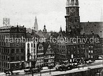 0213_221_1 An den Kaimauern Bei den Mhren liegen hoch beladene Schuten sowie ein Hausboot. Auf der Strasse fahren mehrere Pferdefuhrwerke und eine Strassenbahn. Rechts von der Katharinenkirche ist die Spitze des Kirchturms der Jacobikirche zu erkennen, lks. der Rathausturm. Im Vordergrund die Mhrenbrcke ber der Einfahrt zum Katharinenfleet.