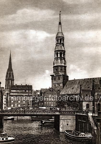 0214_221b Blick von der Pickhubenbrcke ber das Kleine Fleet zur Kannengiesserbrcke. Eine Barkasse liegt an der Steintreppe am Kannengiesserort. Auf der gegenber liegenden Seite des Zollkanals die Einfahrt zum Steckelhrnfleet und das Kirchenschiff und der Kirchturm der St. Katharinenkirche. Lks. hinter den Husern der Turm der St. Niklolaikirche.