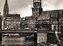 0214_221b Blick von der Pickhubenbrcke ber das Kleine Fleet zur Kannengiesserbrcke. Eine Barkasse liegt an der Steintreppe am Kannengiesserort. Auf der gegenber liegenden Seite des Zollkanals die Einfahrt zum Steckelhrnfleet und das Kirchenschiff und der Kirchturm der St. Katharinenkirche. Lks. hinter den Husern der Turm der St. Niklolaikirche.