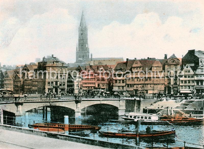 0219_222_01a EDie aus Stein gebaute Grosse Wandrahmsbrcke fhrt beim Oberhafen ber den Zollkanal zum Messberg. Breite Steintreppen fhren vom Anleger hinauf zur Strasse; im Vordergrund schleppt ein Hafenschlepper eine Schute in den Oberhafen. Hinter den Wohn- und Geschftshusern am Dovenfleet und Messberg der Turm und das Dach des Kirchenschiffs der St. Jacobikirche.