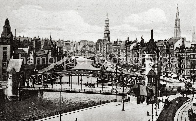 0222_222_02a Blick auf die Wandrahmsbrcke und den Zollkanal - links die Dcher der Speichergebude im Hamburger Freihafen, rechts die Geschfts- und Wohngebude an der Strasse Dovenfleet. Im Hintergrund die Kornhausbrcke und die Trme der Katharinen und Nikolaikirche.