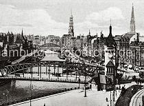 0222_222_02a Blick auf die Wandrahmsbrcke und den Zollkanal - links die Dcher der Speichergebude im Hamburger Freihafen, rechts die Geschfts- und Wohngebude an der Strasse Dovenfleet. Im Hintergrund die Kornhausbrcke und die Trme der Katharinen und Nikolaikirche.