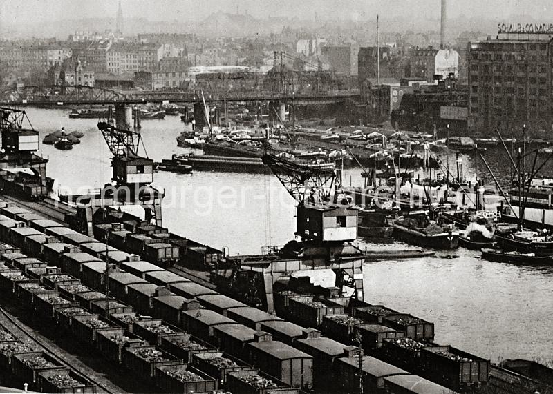 0229_3506_67 Dampffrachter und Binnenschiffe liegen im Billehafen; einige von den grossen Lastkhnen liegen in der Mitte des Hafenbeckens. Ein Hafenschlepper zieht vier mit Kohle hoch beladene Schute bei der Eisenbahnbrcke ber das Wasser des Billehafens. Unter den Portalkrnen am Kai des Hafens stehen mit Kohle beladene offene Gterwaggons.