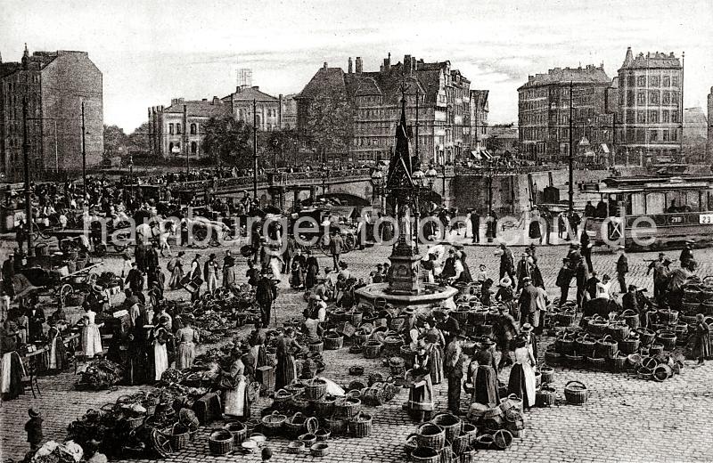 0235_237_86_1 Gemsemarkt am Messberg - rund um den Vierlnder Brunnen haben die Marktfrauen ihre mit Gemse gefllten Krbe auf den Pflastersteinen ausgebreitet. Ein Wagen der Strassenbahnlinie 23 fhrt Richtung Deichtor - mit Pferdefuhrwerken und Handkarren werden die Waren auf der Strasse transportiert. Hinter der Steinbrcke Grosser Wandrahm stehen auf der anderen Seite des Fleets mehrgeschossige Wohnhuser auf der Wandrahmsinsel.