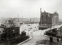 0236_39808 Kaispeicher B an der Meyerstrasse zwischen Brooktorhafen und Magdeburger Hafen. Der Silospeicher wurde  1879 unter der Leitung der Architekten Hanssen + Meerwein errichtet und 1884 zu einem Bodenspeicher mit 11020 m Lagerflche umgebaut. 1890 bernahm das Lagergebude die Hamburger Freihafen-Lagerhaus-Gesellschaft (HFLG), so dass sich smtliche Speicher im Freihafen von der HFLG betrieben wurden.Links ein Gebude des 1886 errichteten Amtes fr Strom und Hafenbau. Schienen fhren ber die Meyerstrassen-Drehbrcke - im Hintergrund die Zollpontons im Brooktorhafen sowie die Durchfahrt in den Fleet. Dahinter das Hauptzollamt mit dem Kuppelgiebel und Wohn / Geschftshuser am Brooktorkai. Offene und geschlossene Gterwagen stehen auf den Schienen der Kaianlage. 