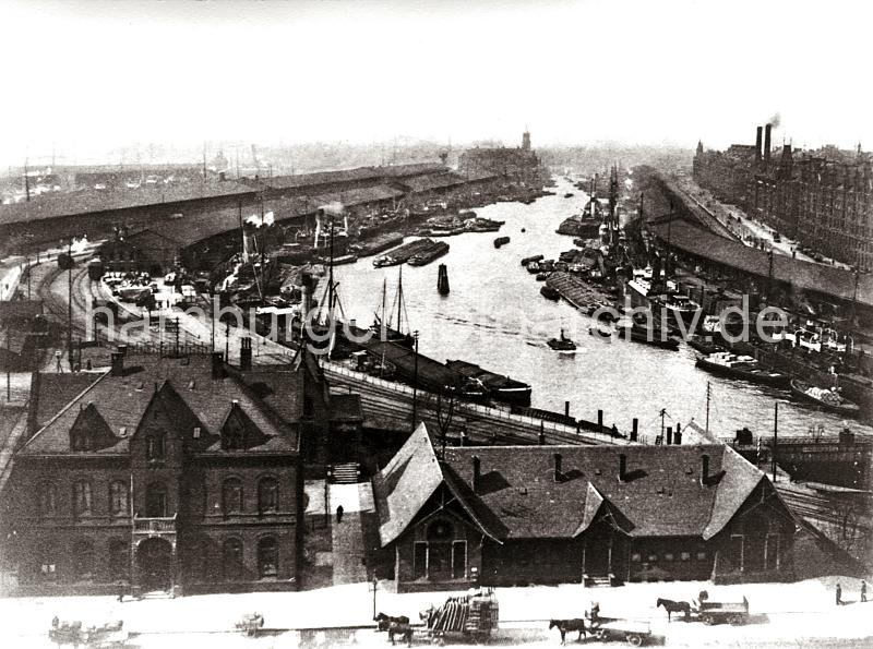 0244_XII_116 Dicht an dicht liegen die Frachtschiffe und Schuten im Sandtorhafen am Kaiserkai und Sandtorkai - auf der Strasse fahren leere und beladene Pferdefuhrwerke. Auf einem der Gleise zwischen den Kaischuppen des Kaiserkais und Dalmannkais fhrt eine qualmende Lokomotive. Im Hintergrund der hohe Turm des Kaiserspeichers und rechts zwischen den Lagergebuden der Speicherstadt die Schornsteine vom Kesselhaus. Baubeginn der Speicherstadt war 1883; bis 1889 entstanden zwischen Kehrwiederspitze und Kannengieerort etwa 60 Prozent der Lagerflchen (Blcke A bis O). Im zweiten Bauabschnitt von 1891 bis 1897 wurden die Speicherblcke P, Q und R am St. Annenufer und Neuer Wandrahm errichtet. Im dritten Bauabschnitt von 1899 bis 1927, unterbrochen durch den Ersten Weltkrieg und die Inflationsjahre, wurde das Gebiet stlich der Strae Bei St. Annen fertig gestellt (Blcke S bis X). Das "Rathaus" der Speicherstadt, das Verwaltungsgebude der HHLA, wurde 1903 eingeweiht. Insgesamt entstanden 24 Speicherblcke mit rund 300.000 Quadratmeter Lagerflche.