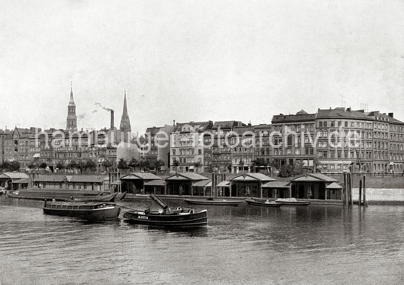 0134_017_1_15 Der Schlepper MARTIN zieht eine abgedeckte Schute durch den Brooktorhafen - die Ewerfhrter stehen am Heck des Lastkahns. Der Schornstein des Arbeitsschiffs ist heruntergeklappt, um so unter den niedrigen Brcken im Hafengebiet hindurch fahren zu knnen. An den (Zoll)Pontons liegen Binnenschiffe und kleinere Holzkhne mit Ladung. Im Hinergrund die mehrstckige Wohnblcke auf dem Brook. Links die Kirchtrme der St. Katharinenkirche und Nikolaikirche. Ab 1883 wurden die Wohnviertel auf den Elbinseln Kehrwieder und Wandrahm hinter dem Sandtorhafen abgerissen, um die Speicherstadt zu errichten. Etwa 20 000 Menschen wurden zwangsumgesiedelt und ca. 1100 Huser zerstrt.