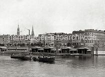 0134_017_1_15 Der Schlepper MARTIN zieht eine abgedeckte Schute durch den Brooktorhafen - die Ewerfhrter stehen am Heck des Lastkahns. Der Schornstein des Arbeitsschiffs ist heruntergeklappt, um so unter den niedrigen Brcken im Hafengebiet hindurch fahren zu knnen. An den Pontons liegen Binnenschiffe und kleinere Holzkhne mit Ladung. Im Hinergrund die mehrstckige Wohnblcke auf dem Brook. Links die Kirchtrme der St. Katharinenkirche und Nikolaikirche. Ab 1883 wurden die Wohnviertel auf den Elbinseln Kehrwieder und Wandrahm hinter dem Sandtorhafen abgerissen, um die Speicherstadt zu errichten. Etwa 20 000 Menschen wurden zwangsumgesiedelt und ca. 1100 Huser zerstrt.