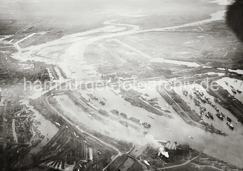 Luftfoto der Norderelbe - Baakenhafen, Elbbrcken - Kaltehofe Elbinsel, ca. 1929 239_342_04 Im Vordergrund der qualmende Schlot der Gaswerke auf den Grasbrook - Blick auf die Hafenbecken vom Baakenhafen, Oderhafen und Segelschiffhafen; dann der Mggenburger Zollhafen und der Mggenburger Kanal. Lks. hinter den Elbbrcken der Entenwerder Zollhafen und die Einfahrt zur Billwerder Bucht und dem Holzhafen mit den Filterbecken auf der Elbinsel Kaltehofe.