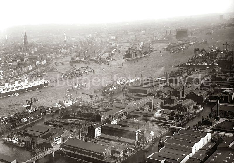 Luftbild der Norderelbe - Vulkanwerft, Grasbrookhafen + Sandtorhafen ca. 1930  240_2479 Blick auf die Vulkanwerft auf Steinwerder - im Hintergrund die Hafenbecken der Sandtorhafens und des Grasbrookhafen und die Lagerschuppen hinter dem Kaiserspeicher / Kaispeicher A. Rechts die Gaswerke auf dem Grasbrook; dahinter im Hintergrund der Gasometer der Gaswerke in Hamburg Rothenburgsort. Die Cap Polonia liegt an der berseebrcke, dahinter der Binnenhafen und die Mndung des Zollkanals und die Lagergebude der Speicherstadt.