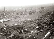 240_2479 Blick auf die Vulkanwerft auf Steinwerder - im Hintergrund die Hafenbecken der Sandtorhafens und des Grasbrookhafen und die Lagerschuppen hinter dem Kaiserspeicher / Kaispeicher A. Rechts die Gaswerke auf dem Grasbrook; dahinter im Hintergrund der Gasometer der Gaswerke in Hamburg Rothenburgsort. Die Cap Polonia liegt an der berseebrcke, dahinter der Binnenhafen und die Mndung des Zollkanals und die Lagergebude der Speicherstadt.