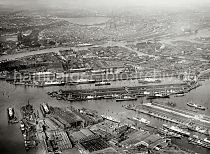 241_R_188_01 Der Hamburger Hafen aus der Luft - im Vordergrund links der Vulkanhafen; rechts der Rohafen, dahinter der Ellerholzhafen und ein Teil des Oderhafens. Im Bildzentrum das Hafenbecken des Kaiser Wilhelm Hafens und der Kuhwerder Hafen. In der oberen rechten Bildmitte mndet der Reiherstieg  in die Elbe. Im Hintergrund die Hamburger Auenalster.