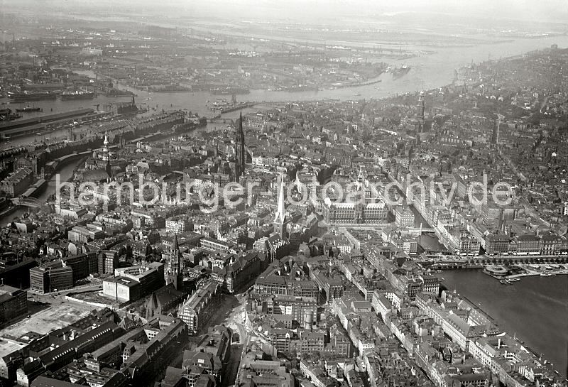 historische Hafenfotos der HHLA - Luftbild von der Hamburger Innenstadt - Hauptkirchen Hamburgs - Elbe; ca. 1930, alte Hamburg Bilder auf Fotoleinwand Poster als Geschenk fr Bro und Wohnung. 242_4928 Flugbild der Hamburer Innenstadt - im Vordergrund re. die Mnckebergstrasse + ein Ausschnitt der Spitalerstrasse. Rechts die Trme der St. Jacobikirche und der Petrikirche; lks. davon die St. Nikolaikirche sowie der Kirchturm der St. Katharinenkirche. Auf der rechten Bildhlft das Wahrzeichen Hamburgs die St. Michaeliskirche / Michel. Am rechten Bildrand der Alsterdamm und Jungfernstieg an der Binnenalster.