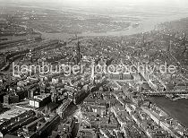 242_4928 Flugbild der Hamburger Innenstadt - im Vordergrund re. die Mnckebergstrae + ein Ausschnitt der Spitalerstrae. Rechts die Trme der St. Jacobikirche und der Petrikirche; lks. davon die St. St. Nikolaikirche sowie der Kirch