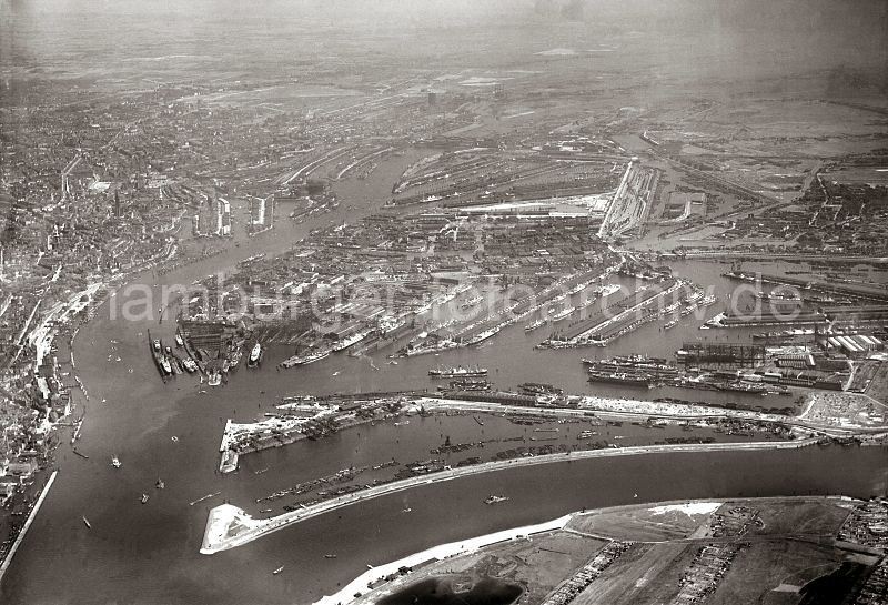 Luftaufnahme Hamburger Hafen, Khlbrand, Elbe + Hafenbecken; 1934 244_2958 historisches Flugbild vom Hamburger Hafen; im Vordergrund der Khlbrand; direkt dahinter der Kohleschiffhafen mit den Ladekranen am Toller Ort. Rechts dahinter der Vulklanhafen mit Helgen der Vulkanwerft / Howaldtswerft - dahinter der Rohafen + Ellerholzhafen. Links oben der Sandtorhafen mit der Speicherstadt.