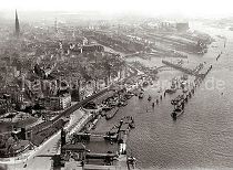 246_0259 historisches Luftbild von Hamburg; im Vordergrund lks. das St. Pauli Fhrhaus und die U-Bahnstation Landungsbrcken. Am Hafentor / Vorsetzen die Speicherschuppen und Krane einer Rheinschifffahrtslinie, deren Binnenschiffe ihre Ladung ins Ruhrgebiet transportieren. In der oberen Bildhlfte fhrt die Niederbaumbrcke ber den Zollkanal zum Kehrwieder und der Speicherstadt, dahinter der Sandtorhafen und Grasbrookhafen mit dem Kaiserspeicher.