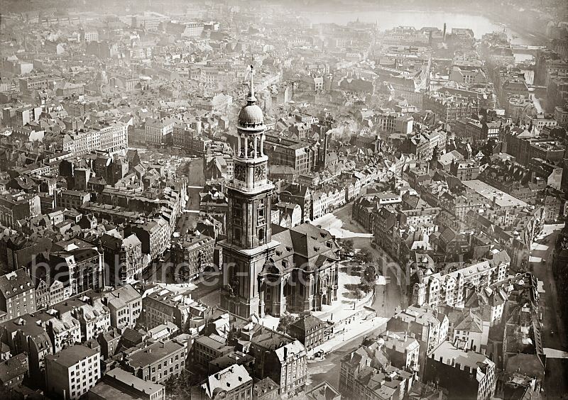 Historische Hamburgmotive aus dem Archiv der Hamburger Hafen und Logistik AG (HHLA) Luftfoto vom alten Hamburg / St. Michaelikirche, Michel; ca. 1929  249_R_188_17 historische Luftansicht vom Hamburger Wahrzeichen der St. Michaeliskirche, im Volksmund auch "Michel" genannt. In der Bildmitte lks. der Grossneumarkt und rechts im Hintergrund das Alsterfleet und die Binnenalster mit dem Alsterdamm.