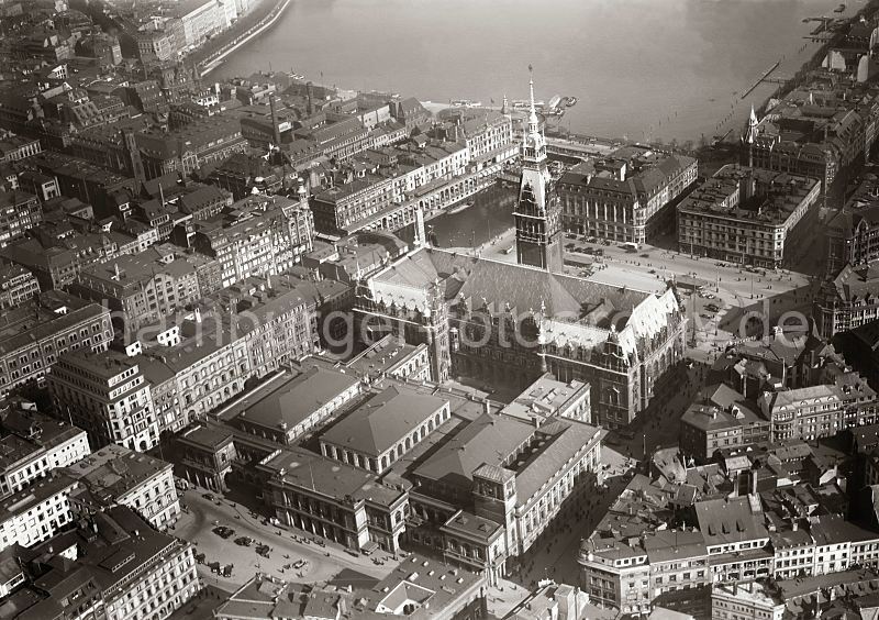 Luftbilder vom alten Hamburg / Hamburger Rathaus + Brse; ca. 1929 20_R_188_15 alte Luftansicht von der Hamburger Brse und dem Rathaus; dahinter lks. die Kleine Alster und die Binnenalster mit dem Alsteranleger am Jungfernstieg.