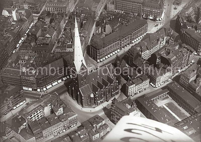 Luftbilder von der historischen Hansestadt Hamburg - St. Petrikirche, Johanneum; ca. 1929 251_R_188_18 Blick auf die Hamburger St. Petrikirche an der Mnckebergstrae; lks. oben der Gerhart-Hauptmann-Platz und die Schumacher-Architektur der Bcherhalle an der Spitalerstrasse. Rechts unten die Arkaden des Johanneums am Domplatz - lks. neben dem klassizistischen Gebude das Pagoden-Dach des Ostasienhauses am Speersort.