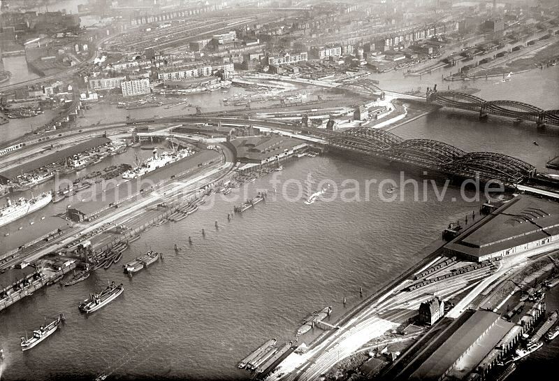 Luftbild von den Elbbrcken / Norderelbe - Zollhafen Rothenburgsort; ca. 1929  252_3770 Im Vordergrund die Freihafenelbbrcken mit Strassen- und Eisenbahnbrcke, dahinter die Elbbrcken bei Rothenbursor mit den imposanten Brckenportalen. Dahinter der Entwerder Zollhafen, Haken und die Wohngebude am Billwerder Neuedeich. Links davon der Billehafen und darunter das Ende des Hafenbeckens vom Baakenhafen.