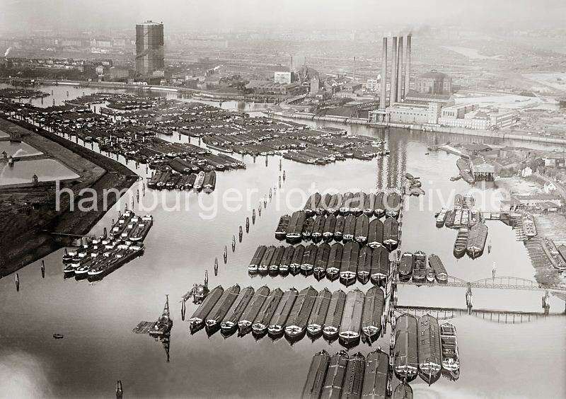 254_R_188_03 Links das Gasometer der Gaswerke in Hamburg Rothenburgsort / Billwerder Ausschlag, rechts die Schornsteine vom Kraftwerk Tiefstack - davor die Mndung des Moorfleeter Kanals. Dicht an dicht liegen die Binnenschiffe in der Billwerder Bucht - im Vordergrund rechts die Wassertreppe 51 und auf der linken Seite sind Wasserbecken der Wasserkunst / Wasserwerke Kaltehofe zu erkennen. Luftaufnahme Billwerder Bucht, Gaswerk + Kraftwerk Tiefstack; ca. 1931. historische Hamburg Fotos Kunstdrucke auf Fotoleinwand / Keilrahme + Poster als Geschenk. 