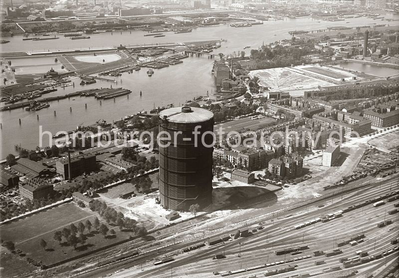 Luftaufnahme Billwerder Bucht, Norderelbe Gaswerk Rothenburgsort; ca. 1931 255_1133 Luftansicht vom das Gasometer der Gaswerke Billwerder Ausschlag, im Vordergrund die Gleise des Rangierbahnhofs Rothenburgsort; rechts oben der Wasserkunst und auf der linken Bildseite Wasserbecken / Filterbecken auf der Elbinsel Kaltehofe. Auf der Billwerder Bucht liegen die Binnenschiffe, die die Kohle fr das Kraftwerk Tiefstack oder das Gaswerk zur Energiegewinnung angeliefert haben. Auf der anderen Seite der Norderelbe sind Gebude auf der Peute zu erkennen; rechts der Peute Hafen und die Einfahrt des Peute Kanals.