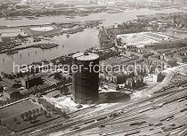 255_1133 Luftansicht vom das Gasometer der Gaswerke Billwerder Ausschlag, im Vordergrund die Gleise des Rangierbahnhofs Rothenburgsort; rechts oben der Wasserturm der Wasserkunst Rothenburgsort und auf der linken Bildseite Wasserbecken / Filterbecken der Elbinsel Kaltehofe. In der Billwerder Bucht liegen die Binnenschiffe, die die Kohle fr das Kraftwerk Tiefstack oder das Gaswerk zur Energiegewinnung angeliefert haben. Auf der anderen Seite der Norderelbe sind Gebude auf der Peute zu erkennen; rechts der Peute Hafen und die Einfahrt des Peute Kanals.