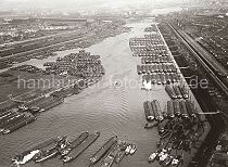 258_R_188_20 Am Berliner Ufer des Spreehafens liegen die Binnenschiffe neun Reihen tief - Wassertreppen, die sich mit dem Tidenhub bewegen fhren hinunter zu den Liegepltzen. Auch am Spandauer Ufer und dem