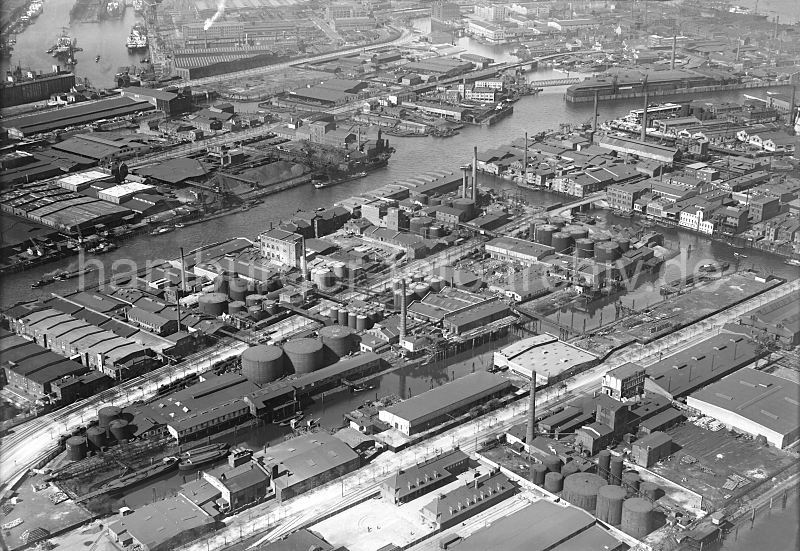 Historische Hamburgbilder aus dem Fotoarchiv der Hamburger Hafen und Logistik AG (HHLA) Luftaufnahme Industrieanlagen Reiherstieg, Grevenhofer Kanal - Querkanal; ca. 1931.  259_2527 Blick auf die Industrieanlagen am Reiherstieg, der Wasserverbindung zwischen Norderelbe und Sderelbe. Im Vordergrund der Stickkanal, der in den Querkanal mndet. Am oberen Bildrand re. das Norderloch und auf der linken Seite der Grevenhofkanal, der zur Grevenhover Schleuse fhrt - dahinter der Kuhwerder Hafen.