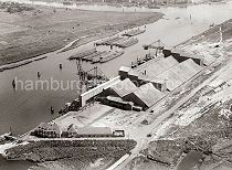 Sie mchten dieses Bild z. B. als Kunstdruck auf Fotoleinwand fr ein Geschenk oder zur Dekoration von Bro und Wohnraum? Informieren Sie sich ber unsere Formate und Preise hier: www.hamburg-bilder.biz. Falls Sie die gewnschten historischen Hamburg Motive nicht auf der hamburger- fotoarchiv.de gefunden haben: fragen Sie uns! Wir beraten Sie gerne und stellen Ihnen Vorschlge zu den unterschiedlichsten Hamburger Themengebieten zusammen.