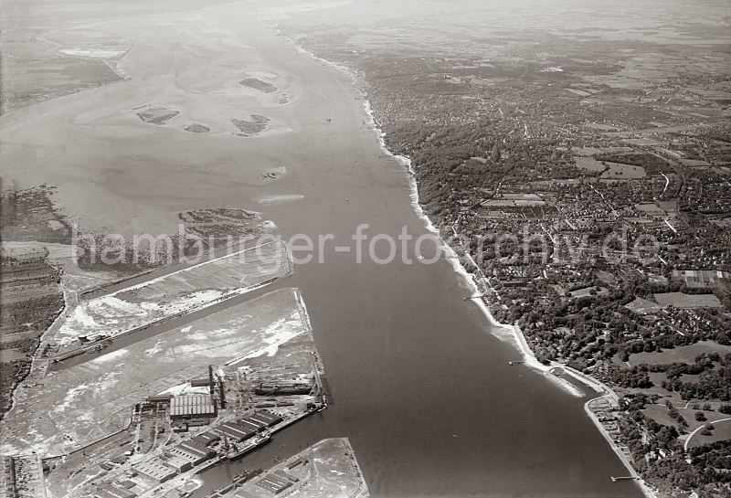 Luftaufnahme von der Elbe bei Hamburg Finkenwerder, Blankenese; ca. 1929 263_2970 Luftbild vom Mhlenberger Loch, dem Mndungsgebiet der Alten Sderelbe; darunter der Finkenwerder Ne Kanal, Rsch Kanal und ein Teil des Steendiek Kanals mit Kaianlagen. Auf der anderen Elbseite die Hamburger Stadteile Blankenese, Nienstedten und dem Klein Flottbeker Yachthafen sowie dem Anleger Teufelsbrck.