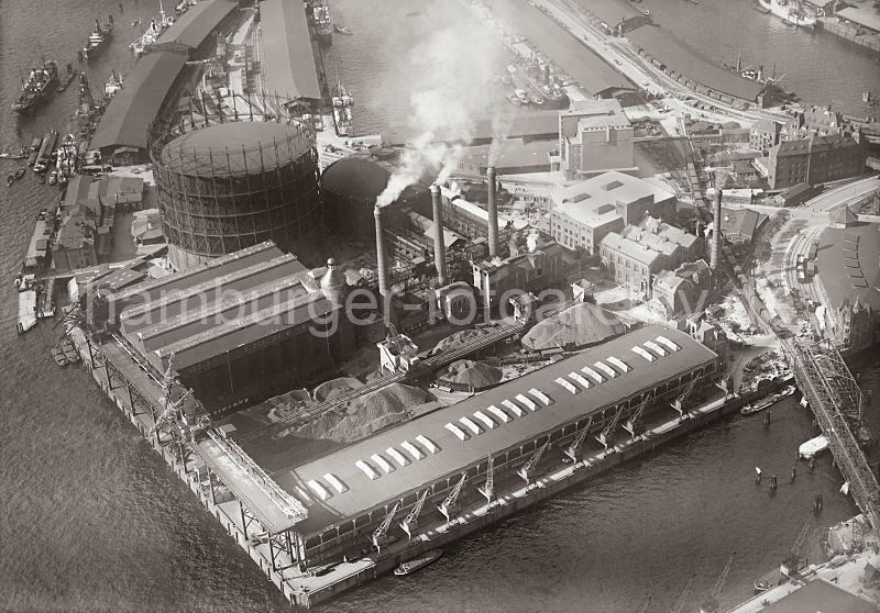 Luftbild vom Gaswerk am Grossen Grasbrook - Grasbrookhafen / Sandtorhafen; ca. 1930 - Hamburgbilder aus dem Archiv der HHLA; Kundstdrucke auf Fotoleinwand + Foto-Poster. 271_2419 Luftfoto vom Gaswerk auf dem Grossen Grasbrook; im Bildzentrum Halden der Kohle, die zur Energiegewinnung verwendet wurde, davor ein Fruchtschuppen mit Kranen am Magdeburger Hafenbecken. Lks. oben die Kaianlage der Gaswerke und Lagerschuppen am Standkai. In der oberen Bildmitte ein Ausschnitt vom Grasbrookhafen und rechts der Sandtorhafen - davor das Gebude des Amts fr Strom- und Hafenbau.