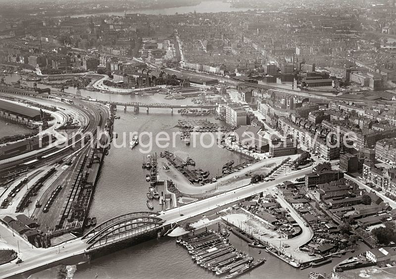 Luftbild vom Billehafen, Oberhafen am Stadtdeich - Gleisanlagen Baakenhafen; ca. 1930 272_R_188_26 Luftbild vom Billehafen und dem Oberhafen; im Vordergrund die Billhorner Brcke, Schuten leigen vor der Kainanlage. Auch im Billehafen liegen Khne und Schuten dicht gedrngt  vor den Kaispeichern. Hinter der Bahnbrcke liegt der Stadtdeich - rechts davon die Schleuse in die Bille. Links hinter den Gleisanlagen ist ein Ausschnitt des Baakenhafens mit Lagerschuppen zu erkennen.