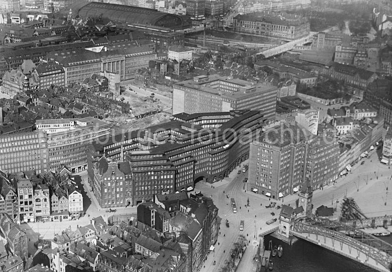 Luftfotografie vom Kontorhausviertel - Abriss Gngeviertel Steinstrasse; ca. 1930 274_R_188_06 Luftbild vom Kontorhausviertel in Hamburgs Altstadt; im Bildzentrum das Chilehaus, dahinter rechts. der Sprinkenhof und vor der Wandrahmsbrcke das Ballinhaus / Messberghof. In der linken Bildmitte der Mohlenhof. Das Gngeviertel an der Steinstrasse wird gerade abgerissen, es sind schon freie Brachflchen zu erkennen - auf der gegenber liegenden Strassenseite das Verwaltungsgebude der Karstadt AG mit den hohen Portalsulen.