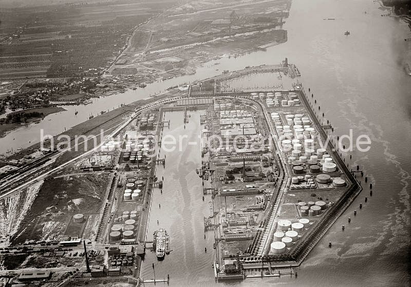 Historische Hafen-Bilder aus dem Archiv der Luftbilder vom Hamburger Hafen - Petroleumhafen - Finkenwerder Hafen; ca. 1931 Hamburger Hafen und Logistik AG (HHLA) 275_0660 Luftfoto vom Petroleumhafen auf Hamburg Waltershof; lks. die Tanklager am Ufer der Elbe. am oberen Bildrand der Finkenwerder Yachthafen - Sportboot liegen dort vor Anker. Auf der der anderen Seite des Khlfleets der Finkenwerder Anleger, an dem die Hafenfhren festmachen. Dahinter die Hafenanlagen des Steendiek Kanals und vom Rsch Kanal.