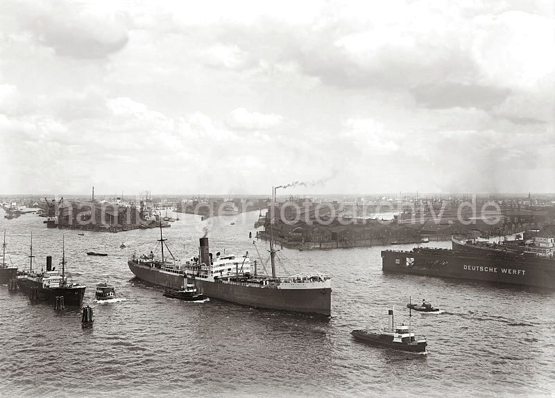 Blick ber die Norderelbe  - Schwimmdock, Frachter - Hafenschlepper; ca. 1930