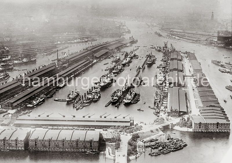 Luftbild vom Segelschiffhafen - Frachter an den Dalben; ca. 1929 286_R_188_04 Frachter liegen an den Dalben in der Mitte des Hafenbeckens vom Segelschiffhafen; lks. der Amerika Kai und rechts der Asia Kai. Daneben ein Ausschnitt vom Moldau Hafen mit Lagerschuppen am Meiniker Ufer - im Vordergrund das Lagerhaus H am Dessauer Ufer vom Saale Hafen. Auf der linken Bildseite der Schornstein des Kraftwerks am O`Swald Kai vom Hansahafen. 